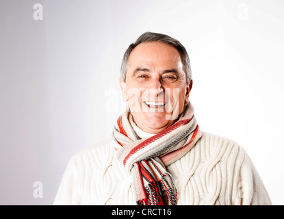 Felice l'uomo senior in abbigliamento invernale, ritratto Foto Stock