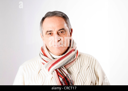 Fiducioso senior uomo in abbigliamento invernale, ritratto Foto Stock