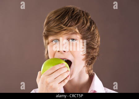 Ragazzo adolescente una mela, ritratto Foto Stock