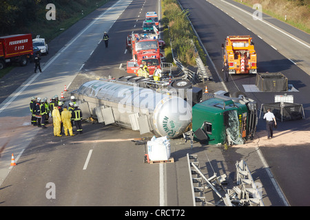 Rovesciato merci pericolose veicolo, autostrada A3 nei pressi di Dierdorf, Renania-Palatinato, Germania, Europa Foto Stock