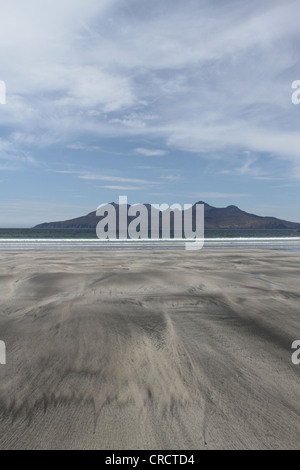 Isola di Rum visto dalla baia di Laig Isola di Eigg Scozia Maggio 2012 Foto Stock