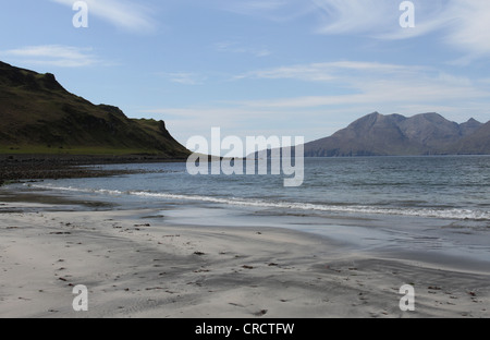 Isola di Rum visto dalla baia di Laig Isola di Eigg Scozia Maggio 2012 Foto Stock