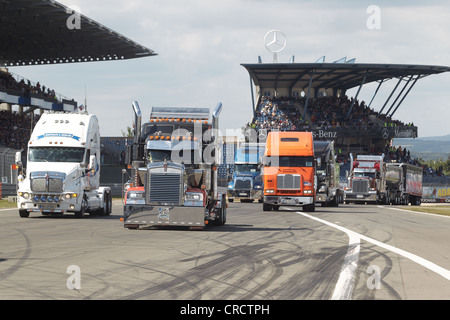 Sfilata di noi carrelli al carrello Grand Prix del Nuerburgring race track, Renania-Palatinato, Germania, Europa Foto Stock