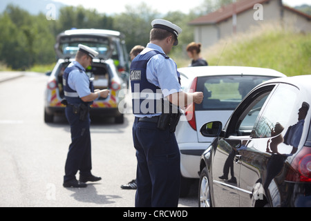 La polizia facendo un arresto del traffico, Coblenza, Renania-Palatinato, Germania, Europa Foto Stock