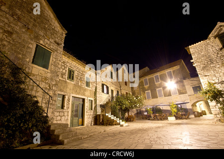 Vista notturna su vecchi edifici di Starygrad Croazia Foto Stock