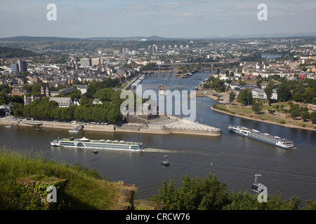 Deutsches Eck, angolo tedesco, alla confluenza del Reno e della Mosella fiumi con la statua equestre di Kaiser Wilhelm in Foto Stock