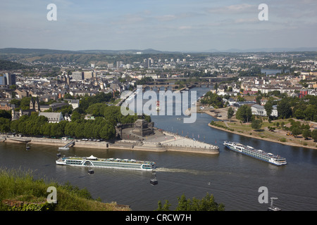 Deutsches Eck, angolo tedesco, alla confluenza del Reno e della Mosella fiumi con la statua equestre di Kaiser Wilhelm in Foto Stock