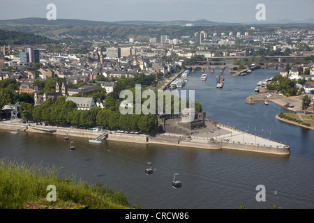 Deutsches Eck, angolo tedesco, alla confluenza del Reno e della Mosella fiumi con la statua equestre di Kaiser Wilhelm in Foto Stock