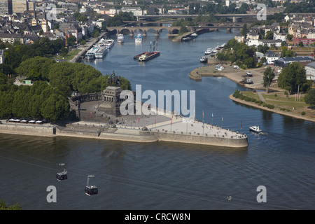 Deutsches Eck, angolo tedesco, alla confluenza del Reno e della Mosella fiumi con la statua equestre di Kaiser Wilhelm in Foto Stock