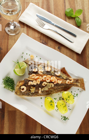 Fresh Passera di mare (Pleuronectes platessa), Buesum stile con gamberi e patate bollite Foto Stock