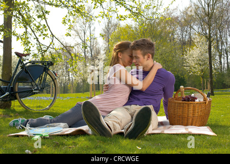 Coppia giovane con picnic Foto Stock