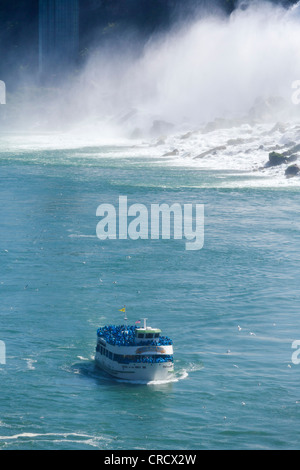 La Domestica della Foschia tour in barca di fronte all'American cade visto dal lato canadese, Niagara Falls, Ontario, Canada Foto Stock