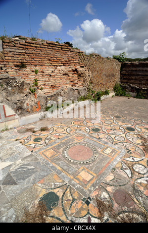 Italia, Roma, Ostia Antica, casa romana di Cupido e Psiche (Domus di amore e Psiche), antico pavimento a mosaico Foto Stock