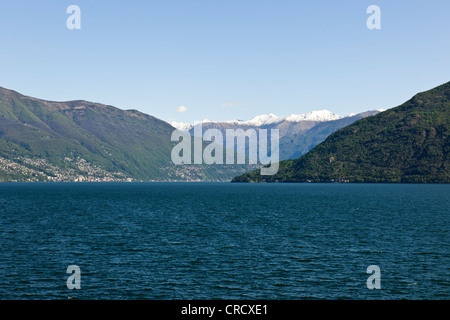 Viste da Cannobio,Pino lago maggiore,punto del lago con Alpi in back ground, lago maggiore,laghi italiani,Italia Foto Stock