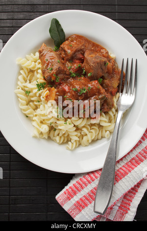 Spezzatino di manzo o di gulasch con tagliatelle Foto Stock