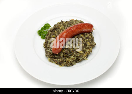 Mettwurst salsiccia affumicata su cavolo verde Foto Stock