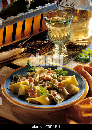 Pasta all'avocado con formaggio cremoso, pomodori, fagioli verdi, crema, USA. Foto Stock