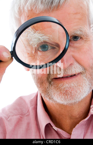 Pensionato con lente di ingrandimento Foto Stock