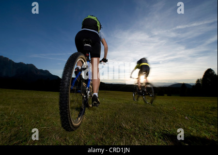 Due mountain bike nelle Dolomiti, Alto Adige, Italia Foto Stock