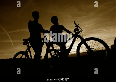 Due mountain bike al Tramonto nelle Dolomiti, Alto Adige, Italia Foto Stock