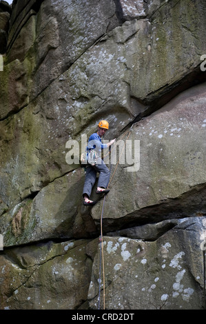 Rocciatore sul crack a Cratcliffe rocce del Peak District, Derbyshire, Regno Unito Foto Stock