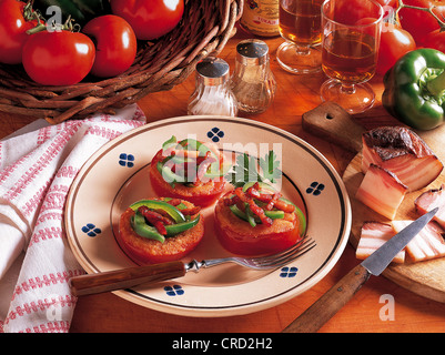 Pomodori Puszta con pancetta, peperoni verdi e verdure, Ungheria. Foto Stock