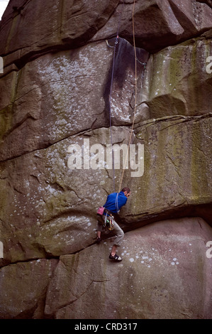 Rocciatore sul crack a Cratcliffe rocce del Peak District, Derbyshire, Regno Unito Foto Stock