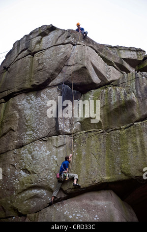 Rocciatore sul crack a Cratcliffe rocce del Peak District, Derbyshire, Regno Unito Foto Stock
