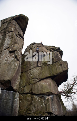 Rocciatore sul crack a Cratcliffe rocce del Peak District, Derbyshire, Regno Unito Foto Stock