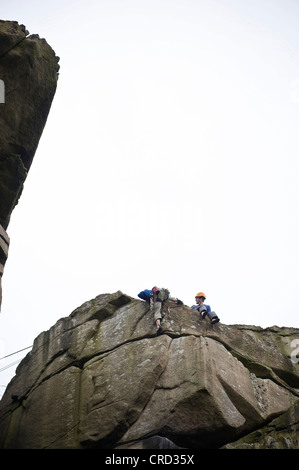 Rocciatore sul crack a Cratcliffe rocce del Peak District, Derbyshire, Regno Unito Foto Stock