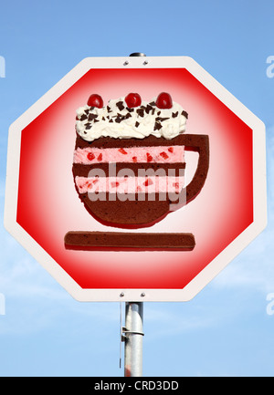 La crema torta a forma di tazza di caffè sul segno di stop Foto Stock