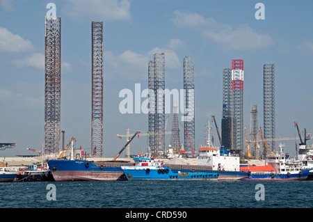 Torre di perforazione e navi, Sharjah Emirati Arabi Uniti, Asia Foto Stock