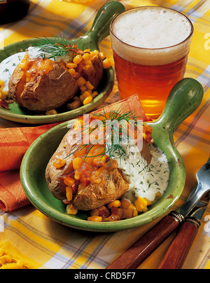 Patate al forno con formaggio Cheddar, panna acida, mais e pancetta fritta strisce, tutta la cucina di cibo, Gran Bretagna Foto Stock