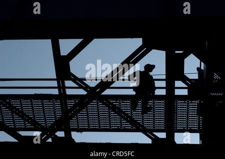 Lavoratore sul gantry crane Foto Stock