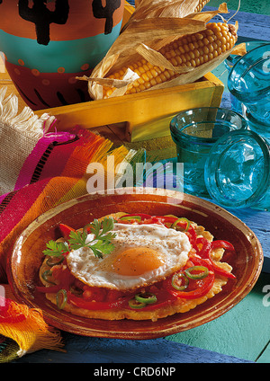 Uovo fritto su una tortilla, Messico. Foto Stock