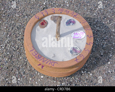 Bambini ritocchi un sun dial, comporre con diversi termini importanti, foto serie 7/7 Foto Stock