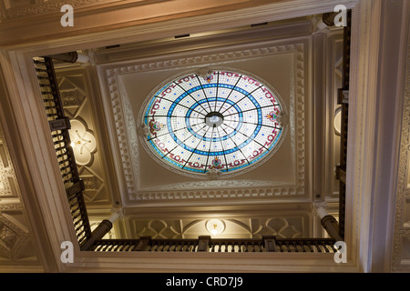 Cupola in vetro colorato lucernario e terzo piano balcone a Boldt Castle. Foto Stock