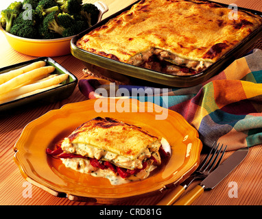 Lasagne di pollo, pasta verde e pollo tenero con salsa di besciamella e crosta di formaggio croccante, Italia. Foto Stock