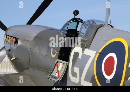 Una guerra mondiale II inglesi Spitfire aereo da combattimento in corrispondenza delle ali e le ruote Expo. Aeroporto di Teterboro, NJ, Stati Uniti d'America Foto Stock