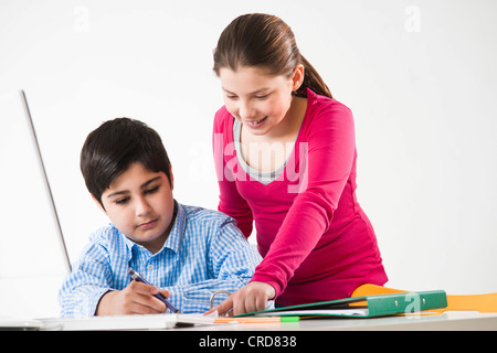 Due studenti nella scuola Foto Stock