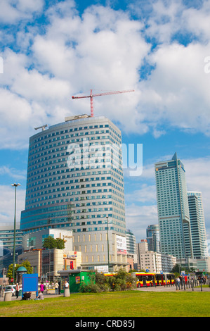 Edifici per uffici e centri per lo shopping vicino al palazzo della cultura e della scienza in Srodmiescie centrale di Varsavia Polonia Europa Foto Stock