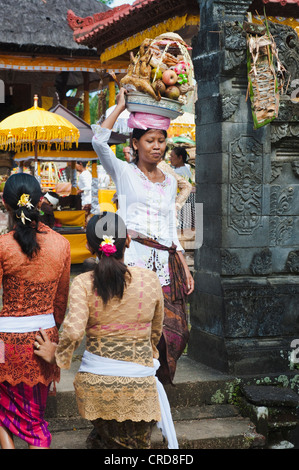 Ogni tempio di Bali ha un pianificate regolarmente festival, un odalan a celebrare l anniversario della dedicazione del tempio. Foto Stock