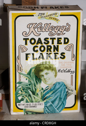 1981 box della Kellogg's fiocchi di mais. Una casella sbiadita da il settantacinquesimo anniversario del cereale. Foto Stock