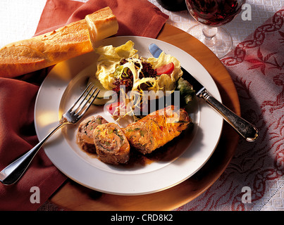 Classica roulata di manzo con senape, pancetta, cetrioli e cipolla ripieno, Austria. Foto Stock