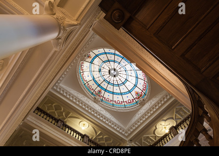 Cupola in vetro colorato lucernario con scala in legno e colonna a Boldt Castle. Foto Stock