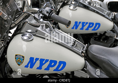 Due forze di polizia biciclette a motore del NYPD da Harley Davidson, USA, New York City, Manhattan Foto Stock