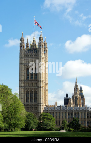 Victoria tower / Case del Parlamento contro un cielo blu. Londra, Inghilterra Foto Stock