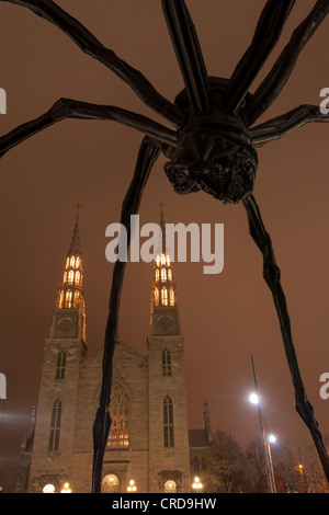 La Maman scultura di notte con la Basilica dietro Foto Stock