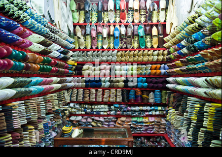 Marocchino tradizionale Babouches scarpe nella Medina di Fez, Marocco Foto Stock