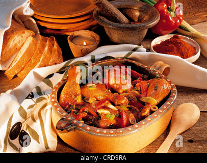 Vaso di pollo Aragon, ali di pollo brasate in salsa piccante di pomodoro-vino rosso, Spagna. Foto Stock
